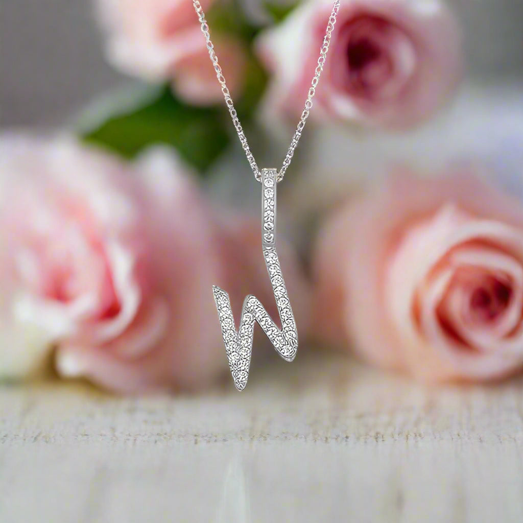 Collier avec pendentif initial en moissanite et argent sterling