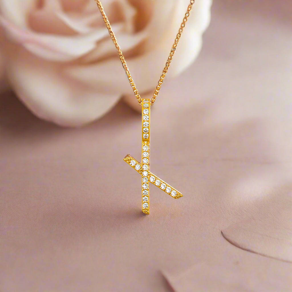 Collar con colgante inicial de moissanita en plata de ley bañada en oro