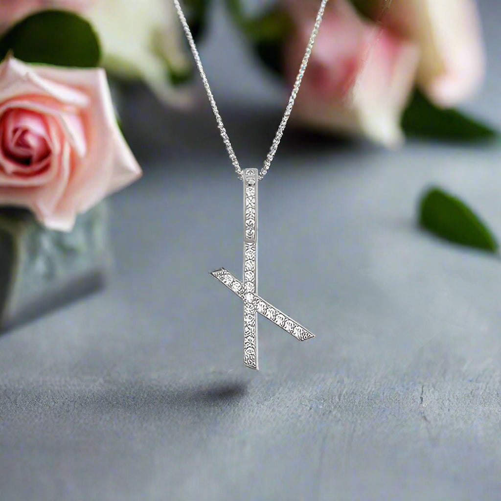 Collier avec pendentif initial en moissanite et argent sterling