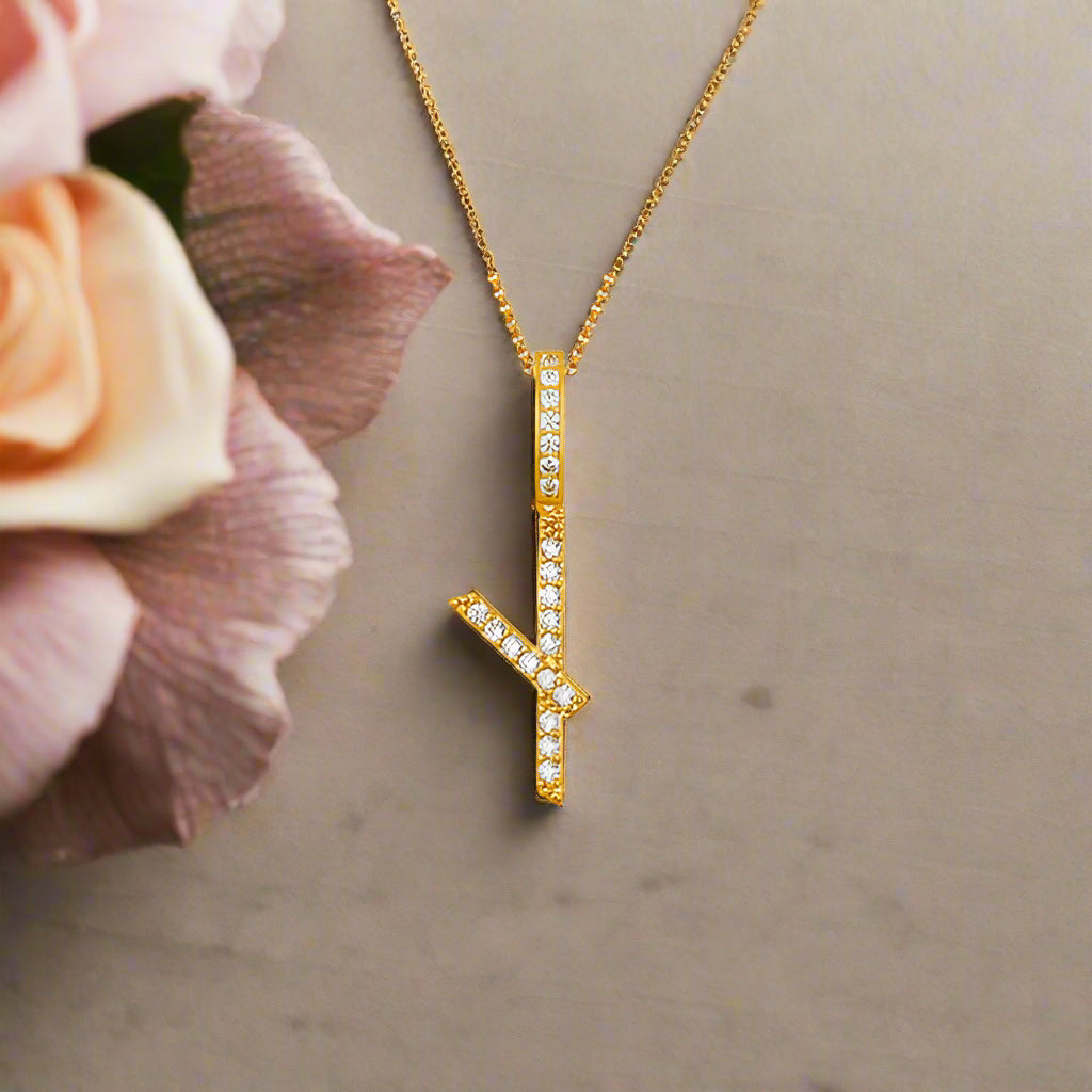 Collar con colgante inicial de moissanita en plata de ley bañada en oro