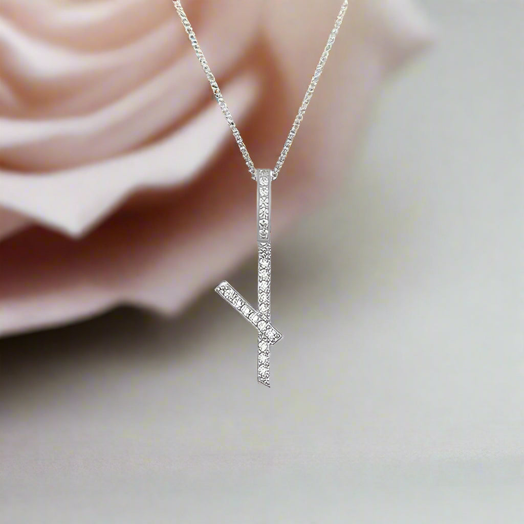 Collier avec pendentif initial en moissanite et argent sterling