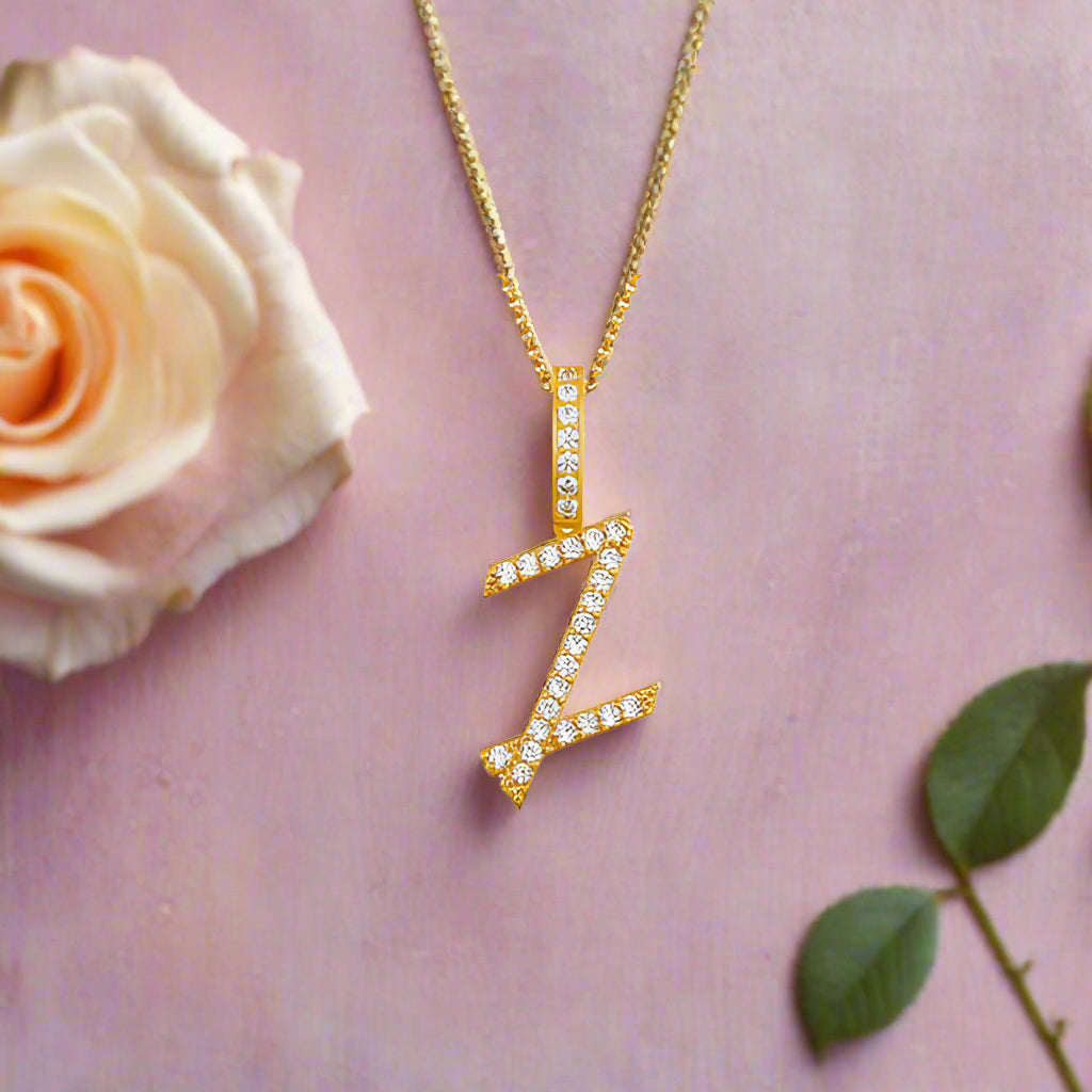 Collar con colgante inicial de moissanita en plata de ley bañada en oro