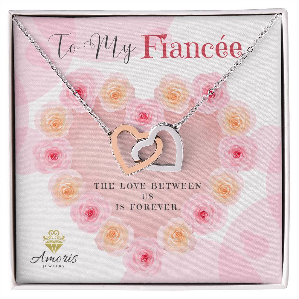 Collar de corazones entrelazados con tarjeta con mensaje "Para mi prometida"