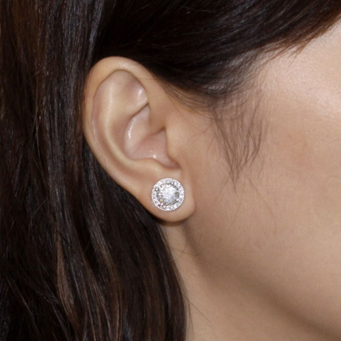 Aretes de plata de ley con halo redondo de diamantes simulados de 2 quilates