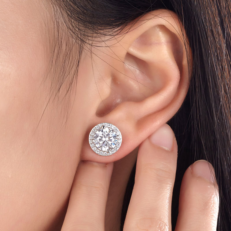 Aretes de plata de ley con halo redondo de diamantes simulados de 2 quilates