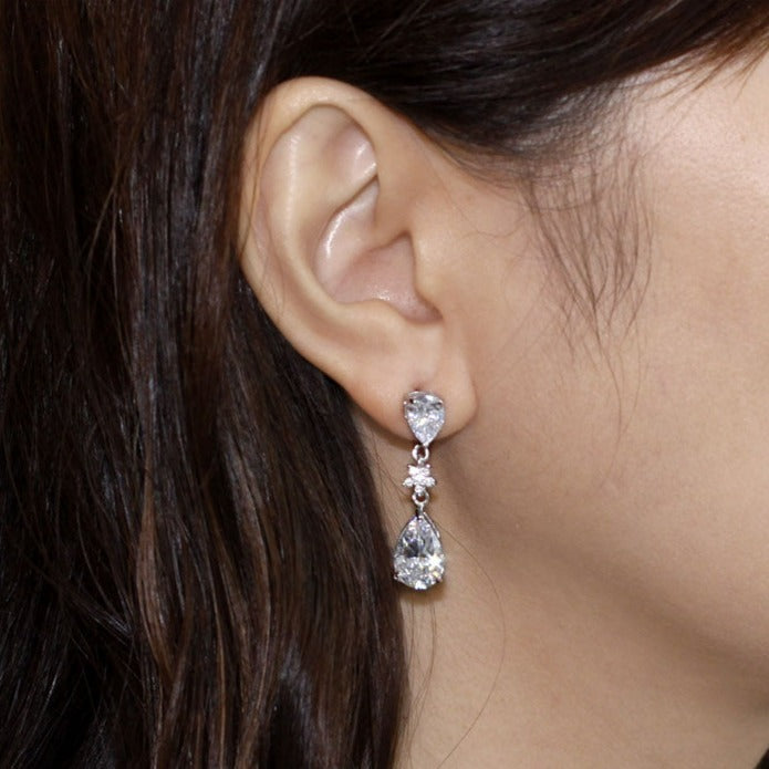 Pendientes colgantes de diamantes simulados de talla pera de 3,5 quilates en plata de ley.