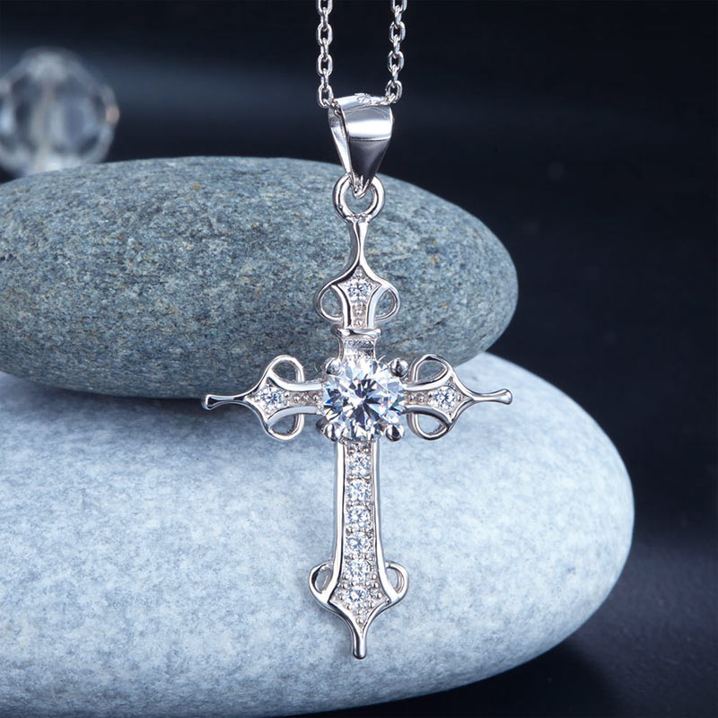 Collier avec pendentif croix en diamant simulé de style médiéval en argent sterling