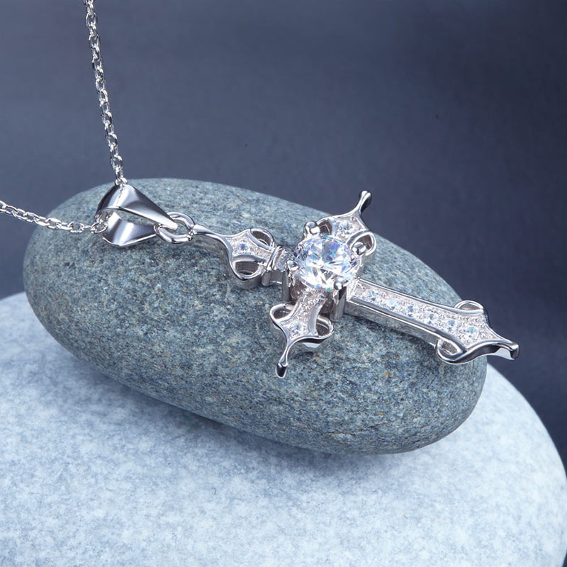 Collier avec pendentif croix en diamant simulé de style médiéval en argent sterling
