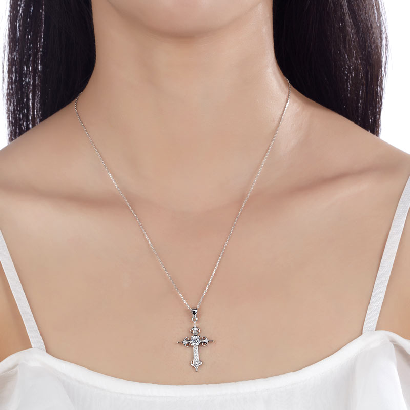 Collier avec pendentif croix en diamant simulé de style médiéval en argent sterling