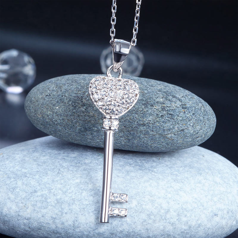 Collier avec pendentif Love Key en argent sterling et diamants synthétiques