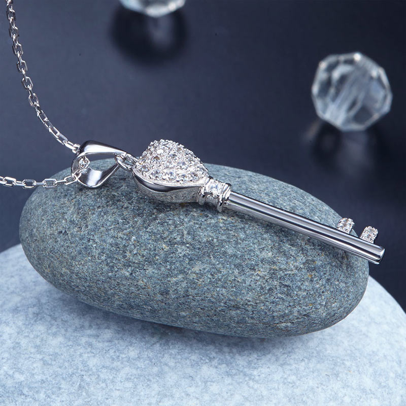Collier avec pendentif Love Key en argent sterling et diamants synthétiques