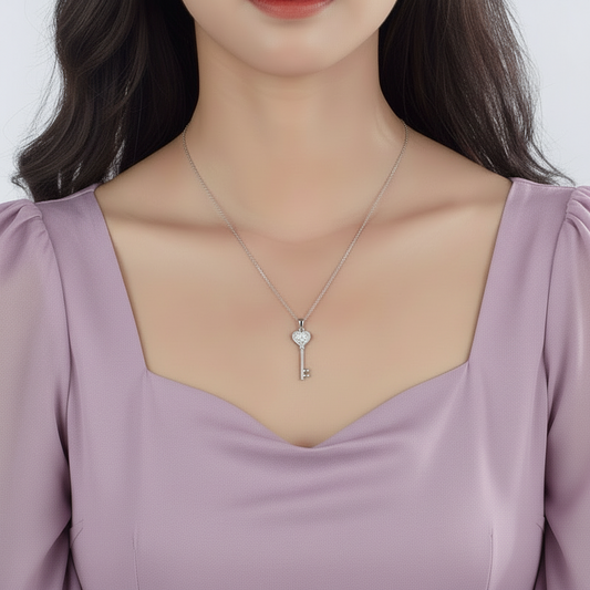 Collar con colgante de diamante simulado Love Key en plata de ley