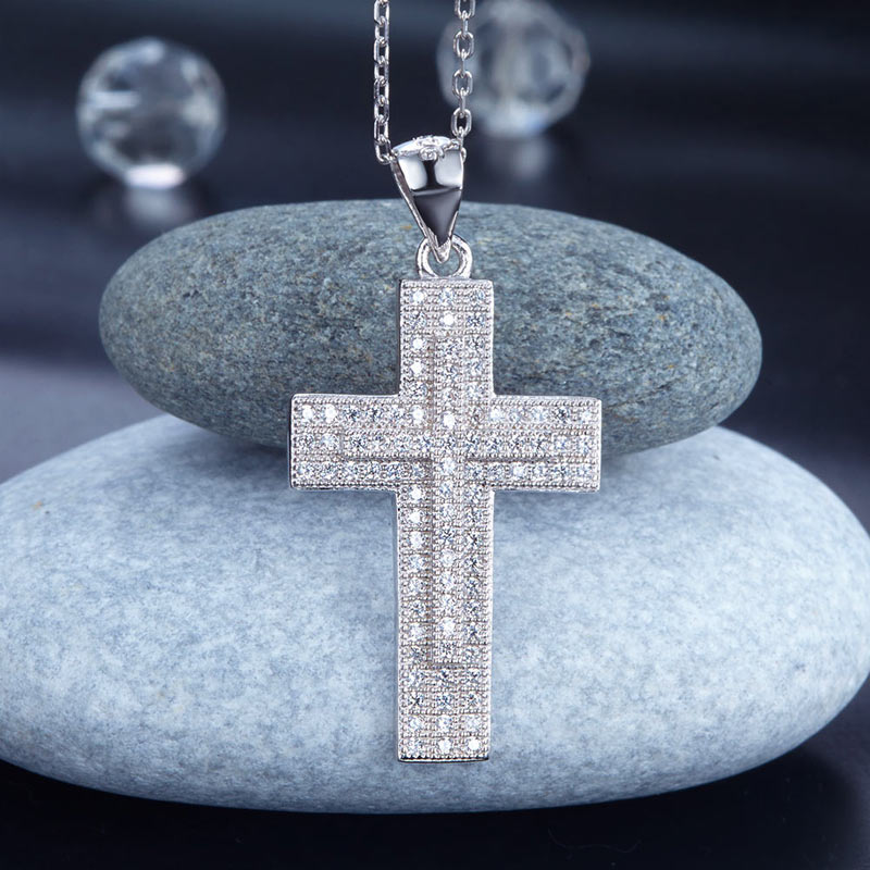 Collar con colgante de cruz de circonitas cúbicas con micropavé en plata de ley