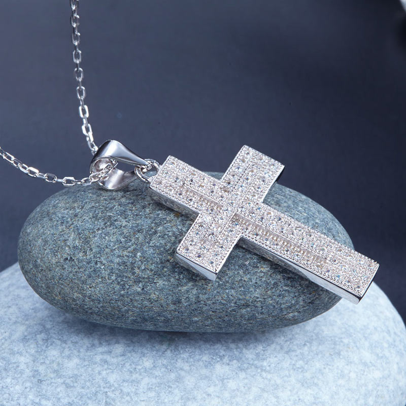 Collar con colgante de cruz de circonitas cúbicas con micropavé en plata de ley