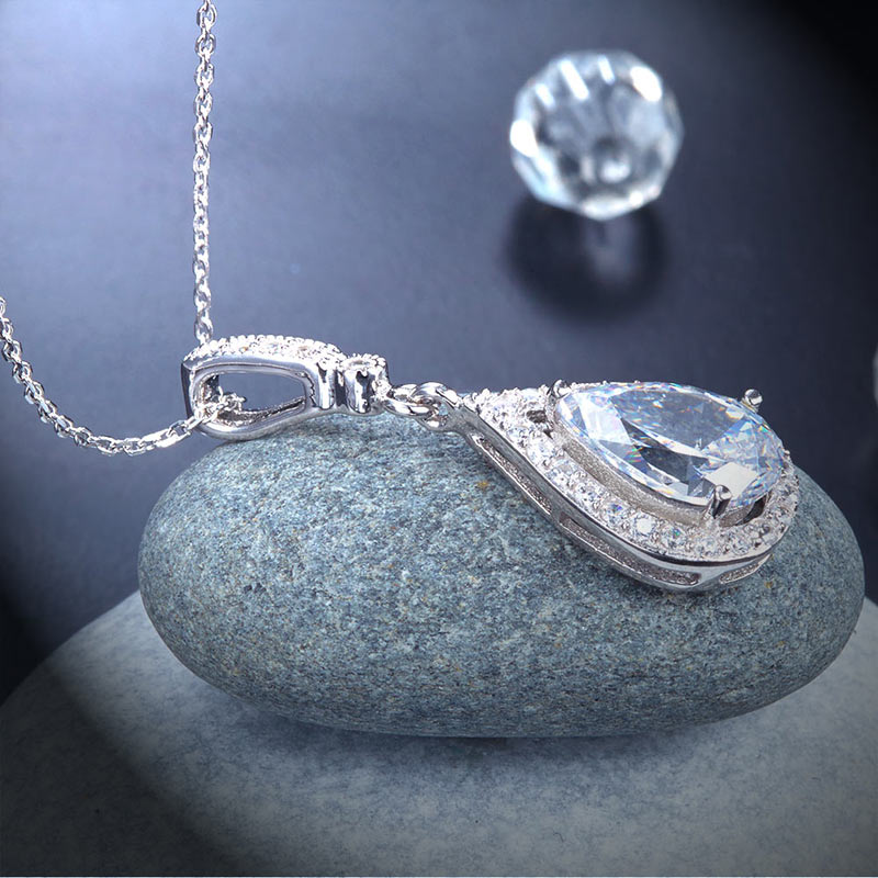 Collar con colgante de halo de lágrima de diamantes simulados transparentes de 3 quilates en plata de ley.