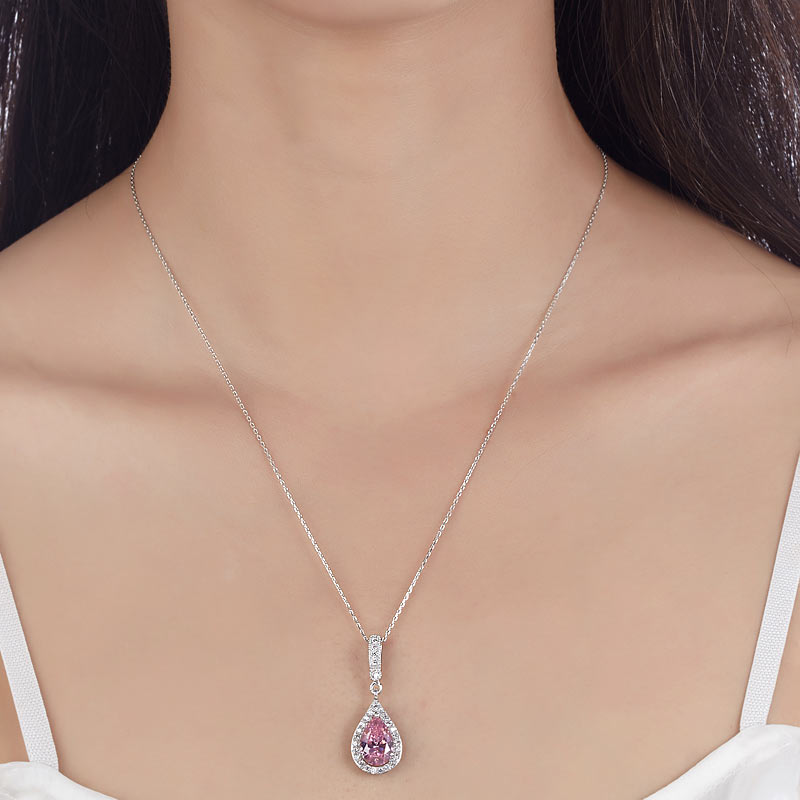 Collar con colgante de halo de lágrima con diamantes simulados rosas de 3 quilates en plata de ley