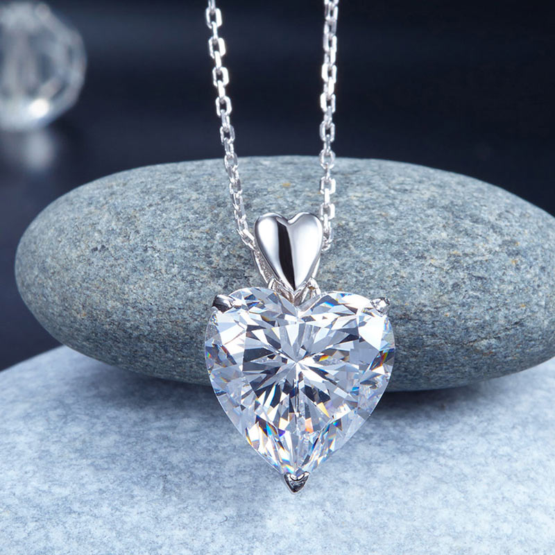 Collar con colgante de diamante simulado de corte de corazón de 5 quilates en plata de ley.