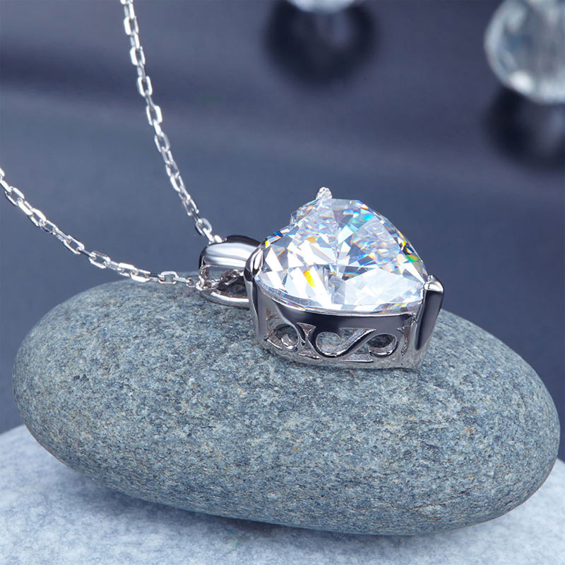 Collar con colgante de diamante simulado de corte de corazón de 5 quilates en plata de ley.