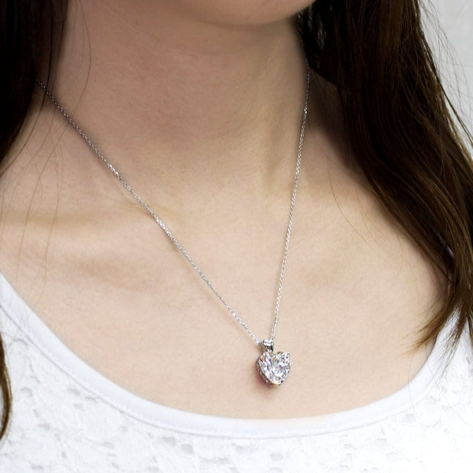 Collar con colgante de diamante simulado de corte de corazón de 5 quilates en plata de ley.