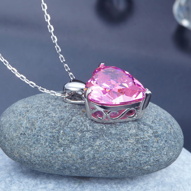Collar con colgante de diamante simulado rosa de corte de corazón de 5 quilates en plata de ley.