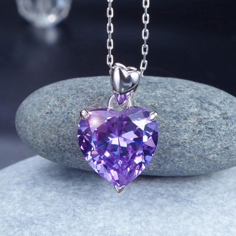 Collar con colgante de diamante simulado morado de 5 quilates en corte de corazón en plata de ley.