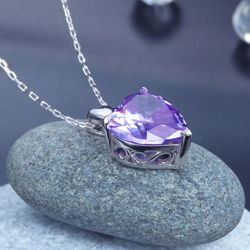 Collar con colgante de diamante simulado morado de 5 quilates en corte de corazón en plata de ley.