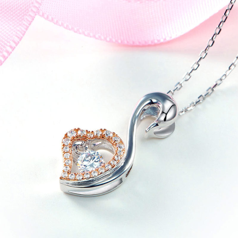 Collier avec pendentif en forme de cœur de cygne et pierre dansante