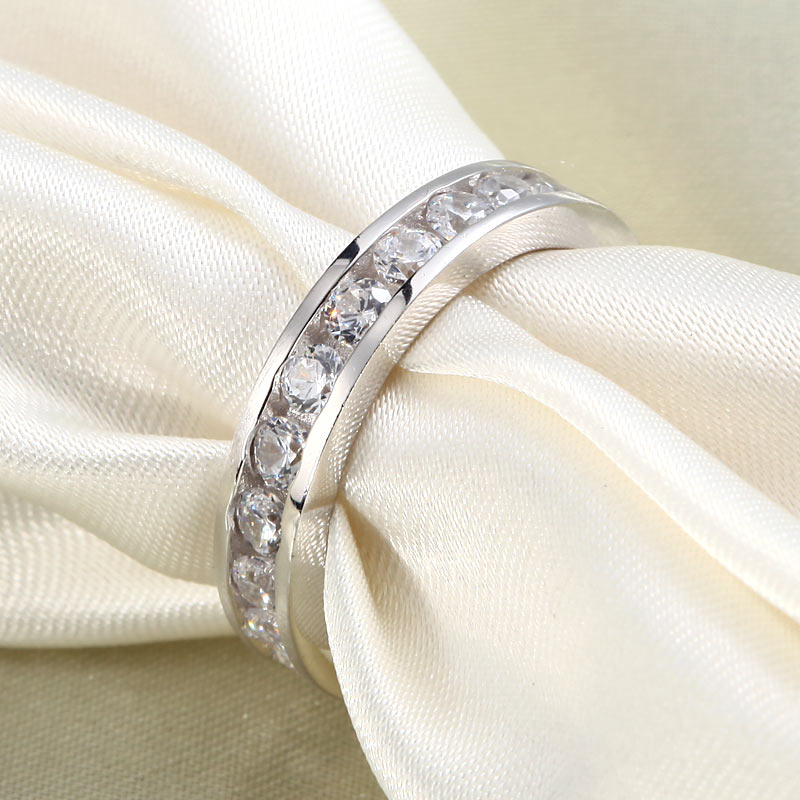 Alliance en argent sterling sertie de diamants synthétiques ronds de 3 mm