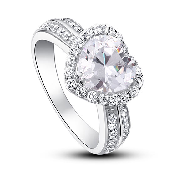 Anillo de halo de diamantes simulados de talla corazón de 2 quilates en plata de ley