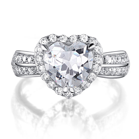 Anillo de halo de diamantes simulados de talla corazón de 2 quilates en plata de ley