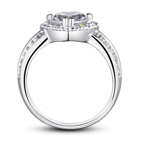 Anillo de halo de diamantes simulados de talla corazón de 2 quilates en plata de ley