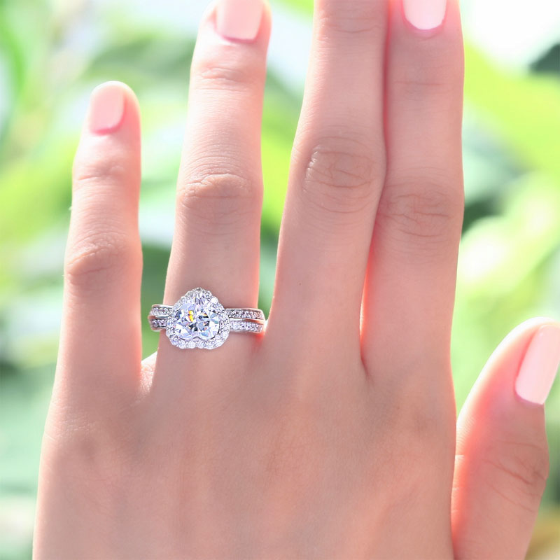 Anillo de halo de diamantes simulados de talla corazón de 2 quilates en plata de ley