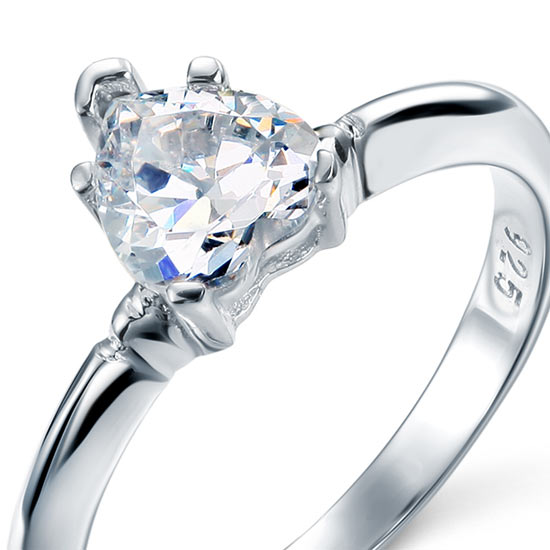 Anillo solitario de diamante simulado de talla corazón de 1,5 quilates en plata de ley.