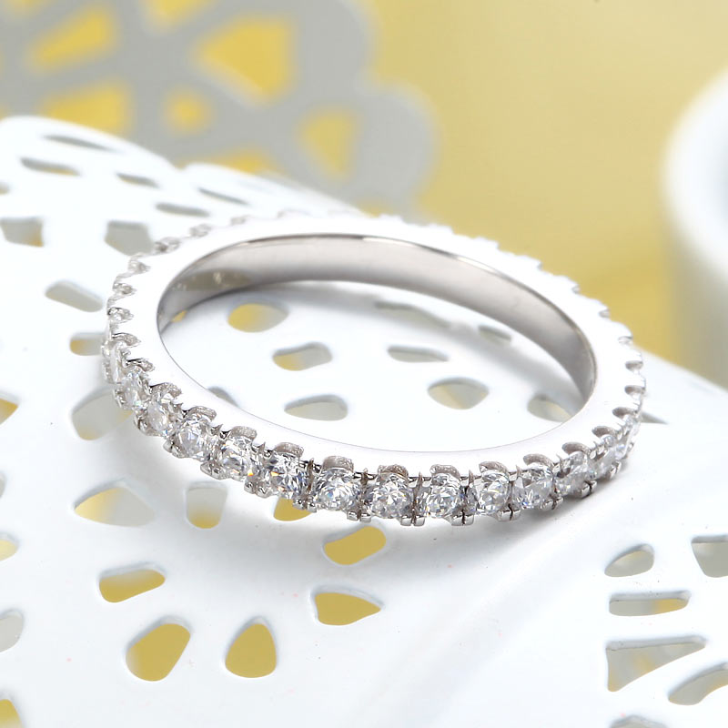 Alliance en argent sterling avec diamants synthétiques ronds de 2 mm