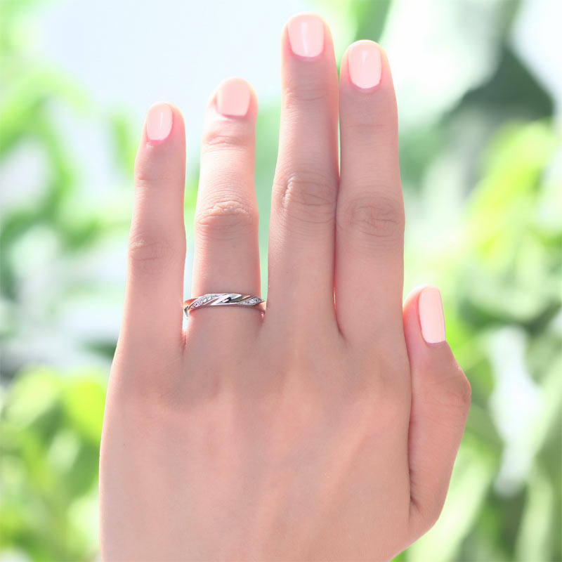 Anillo Eternity Twist con diamantes simulados en plata de ley