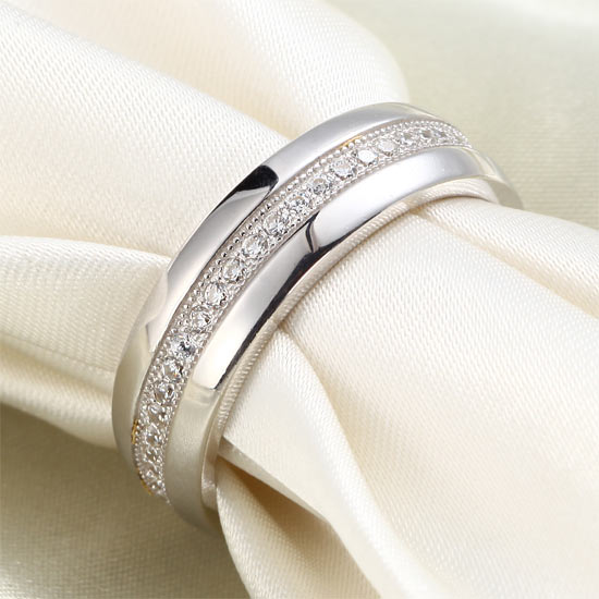 Alianza de boda Eternity con diamantes simulados en plata de ley para hombre
