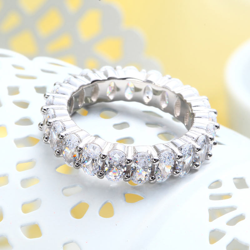 Anillo de eternidad con diamantes simulados de talla ovalada en plata de ley