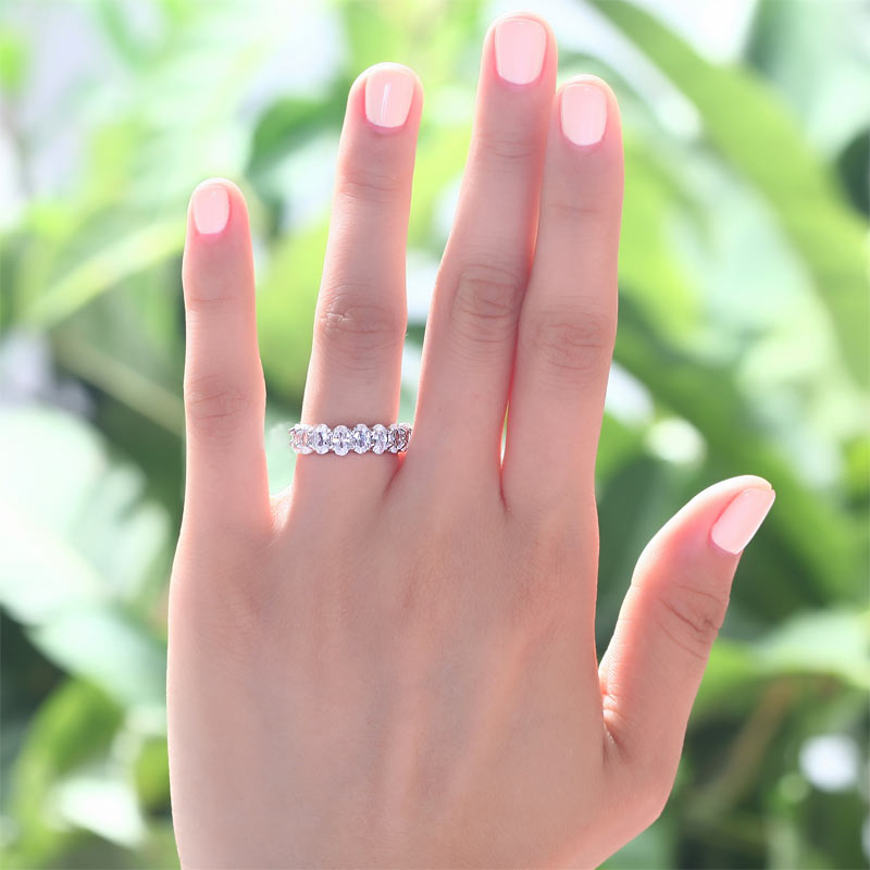 Anillo de eternidad con diamantes simulados de talla ovalada en plata de ley