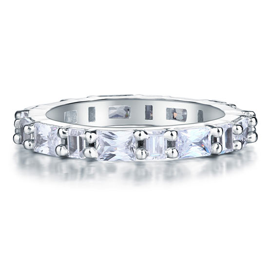 Anillo de eternidad con diamantes simulados de talla esmeralda y corte cuadrado en plata de ley