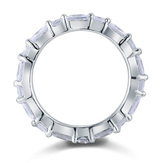 Anillo de eternidad con diamantes simulados de talla esmeralda y corte cuadrado en plata de ley