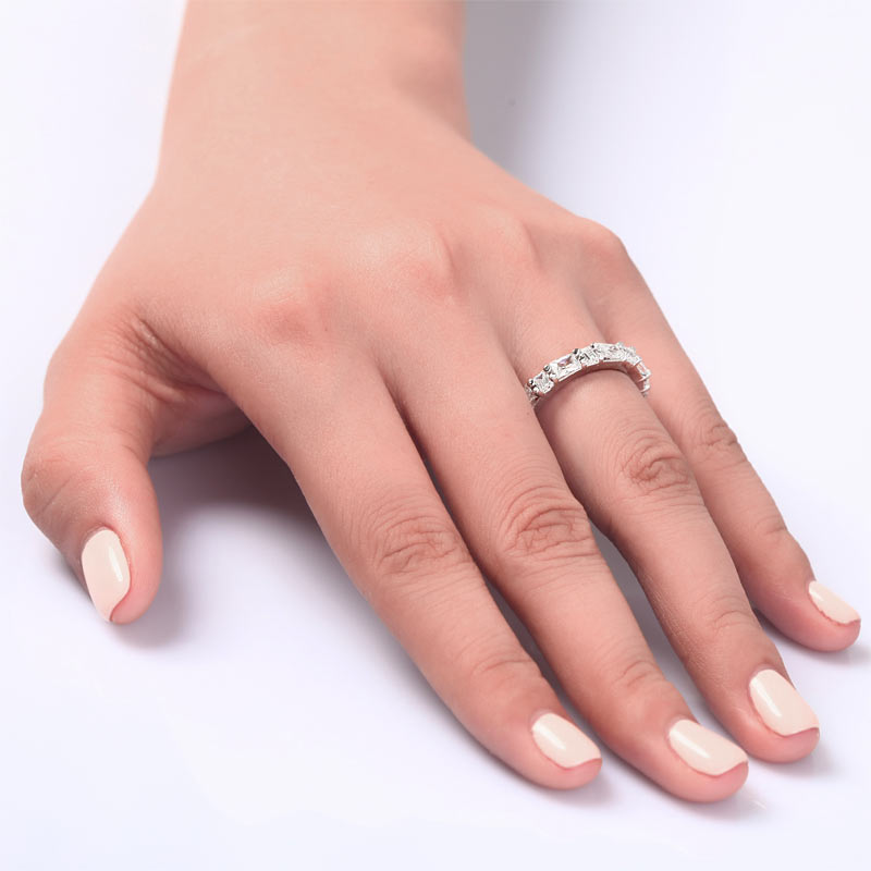 Anillo de eternidad con diamantes simulados de talla esmeralda y corte cuadrado en plata de ley
