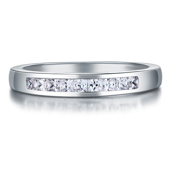 Alianza de boda de plata de ley con diamantes simulados de talla princesa engastados en canal