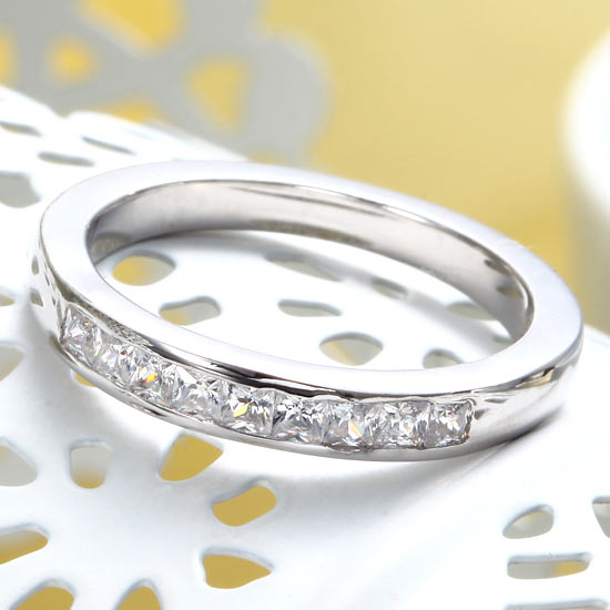 Alianza de boda de plata de ley con diamantes simulados de talla princesa engastados en canal