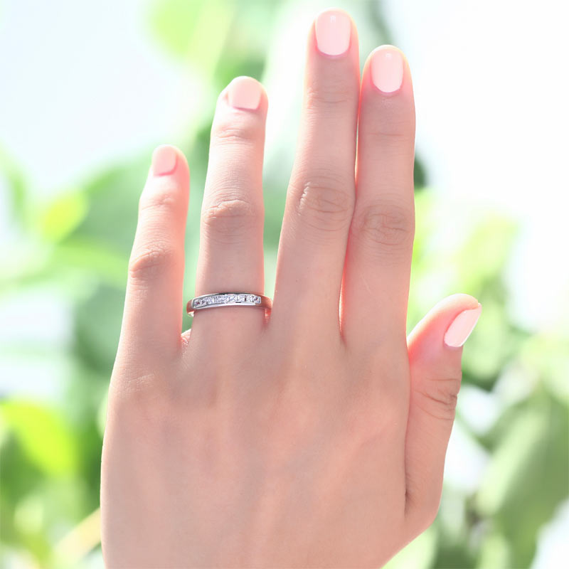 Alianza de boda de plata de ley con diamantes simulados de talla princesa engastados en canal