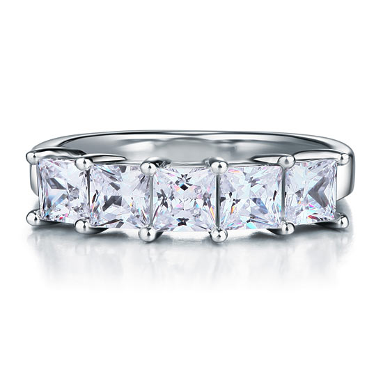 Bague en argent sterling à cinq diamants taille princesse simulés
