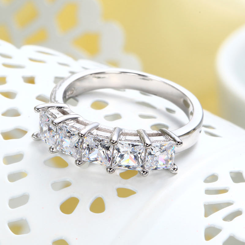 Bague en argent sterling à cinq diamants taille princesse simulés