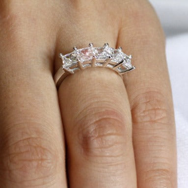 Bague en argent sterling à cinq diamants taille princesse simulés