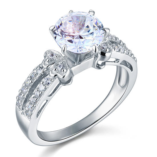 Anillo pavé de diamantes simulados de 2 quilates con cuerpo dividido en plata de ley