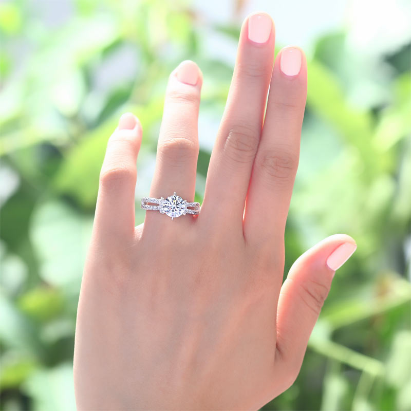 Anillo pavé de diamantes simulados de 2 quilates con cuerpo dividido en plata de ley