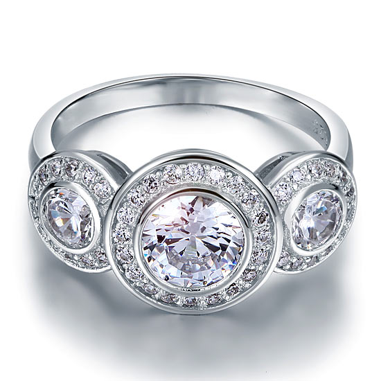 Anillo de halo de diamantes simulados de tres piedras de 2,5 quilates en plata de ley